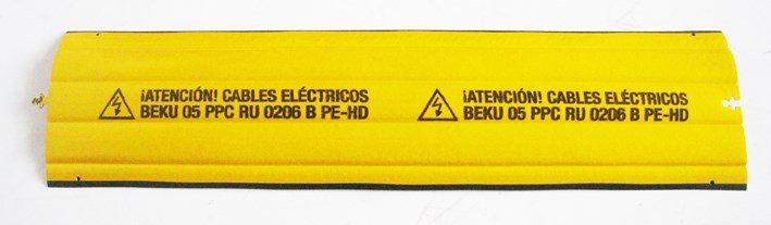 Placa de protección amarilla para cables enterrados con la leyenda ¡ATENCIÓN! CABLES ELÉCTRICOS